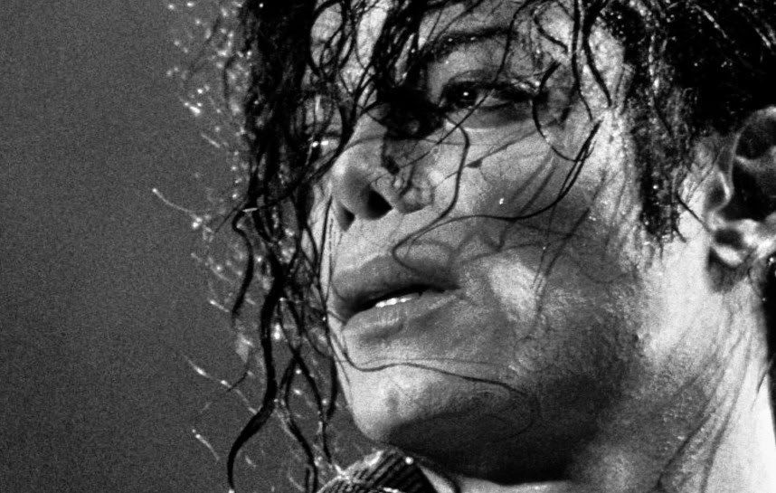 CLOSE-hq-shoots-michael-jackson-16270779-858-545.jpg