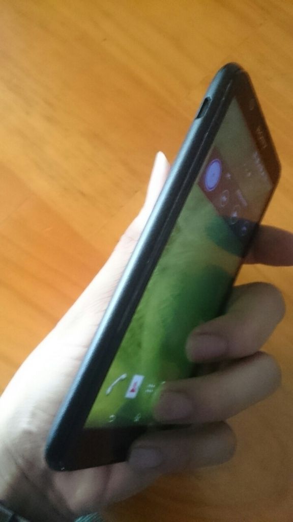 Sony E4 màu đen - 3