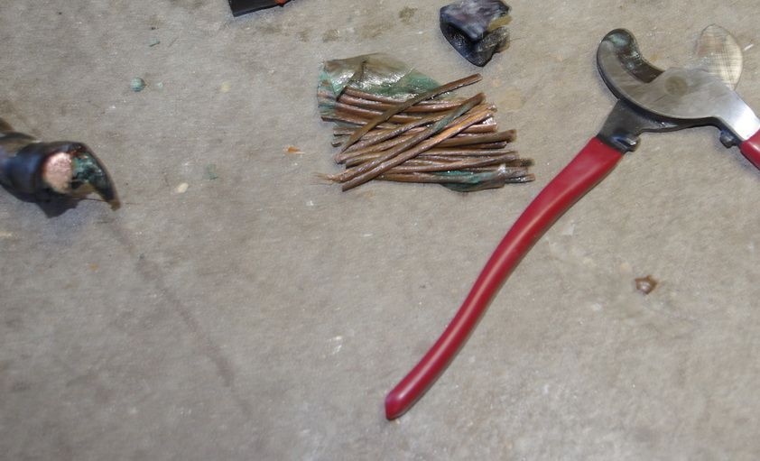 IMGP9907corrodedcableandcutter.jpg