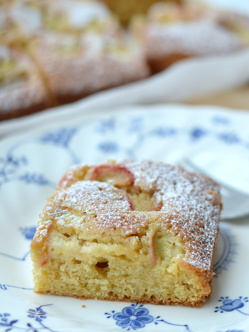 Rhubarb Traybake