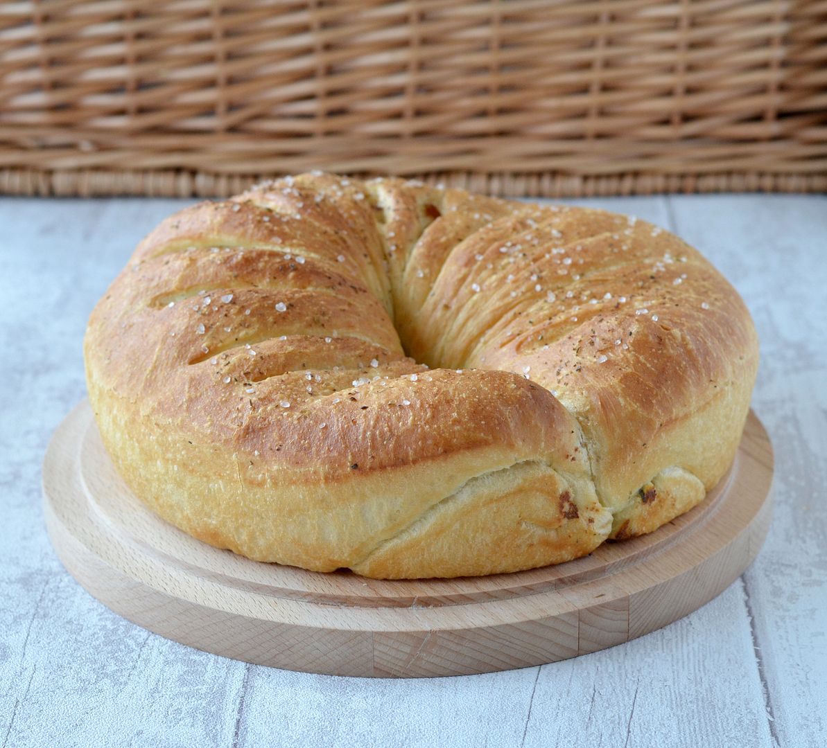Cream Cheese, garlic, herb & rocket bread