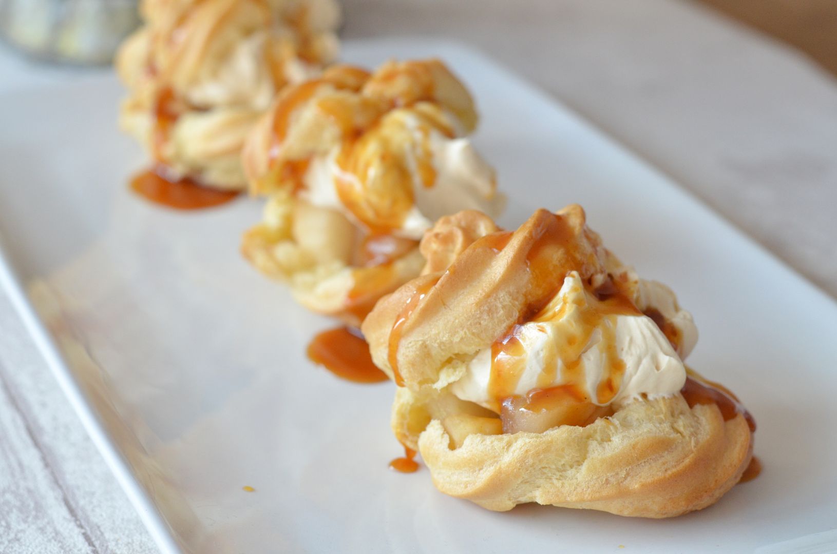 Choux одежда интернет магазин. Choux buns. Buns with Apples and Caramel.